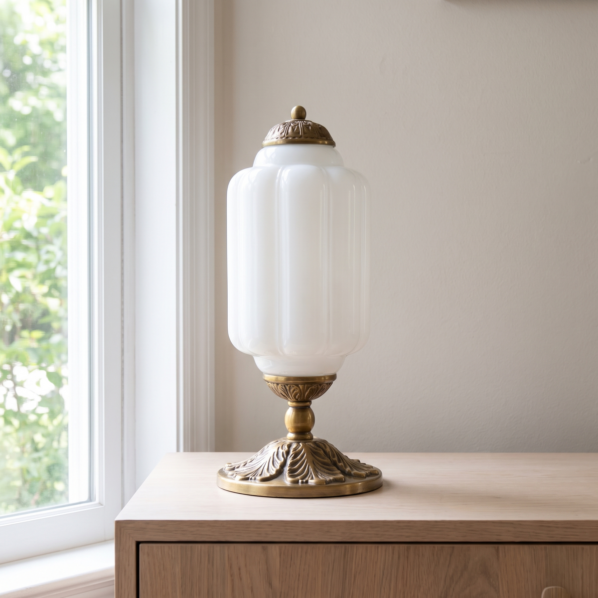 Solenne ribbed glass table lamp in daylight